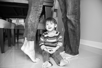 Gabriel is watching mom and dad kiss. Photos by Motti Montreal|Vaudreil family portraits photographer