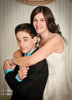 Michael and mom. Photos by Motti Montreal|Vaudreil family portraits photographer