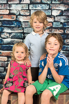 Studio family portrait. Photos by Motti Montreal|Vaudreil family portrait photographer